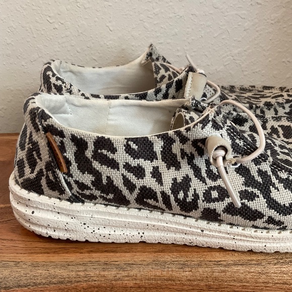 EUC, Hey Dude Woven Cheetah Gray Shoes, Women Size 8 - Picture 11 of 11